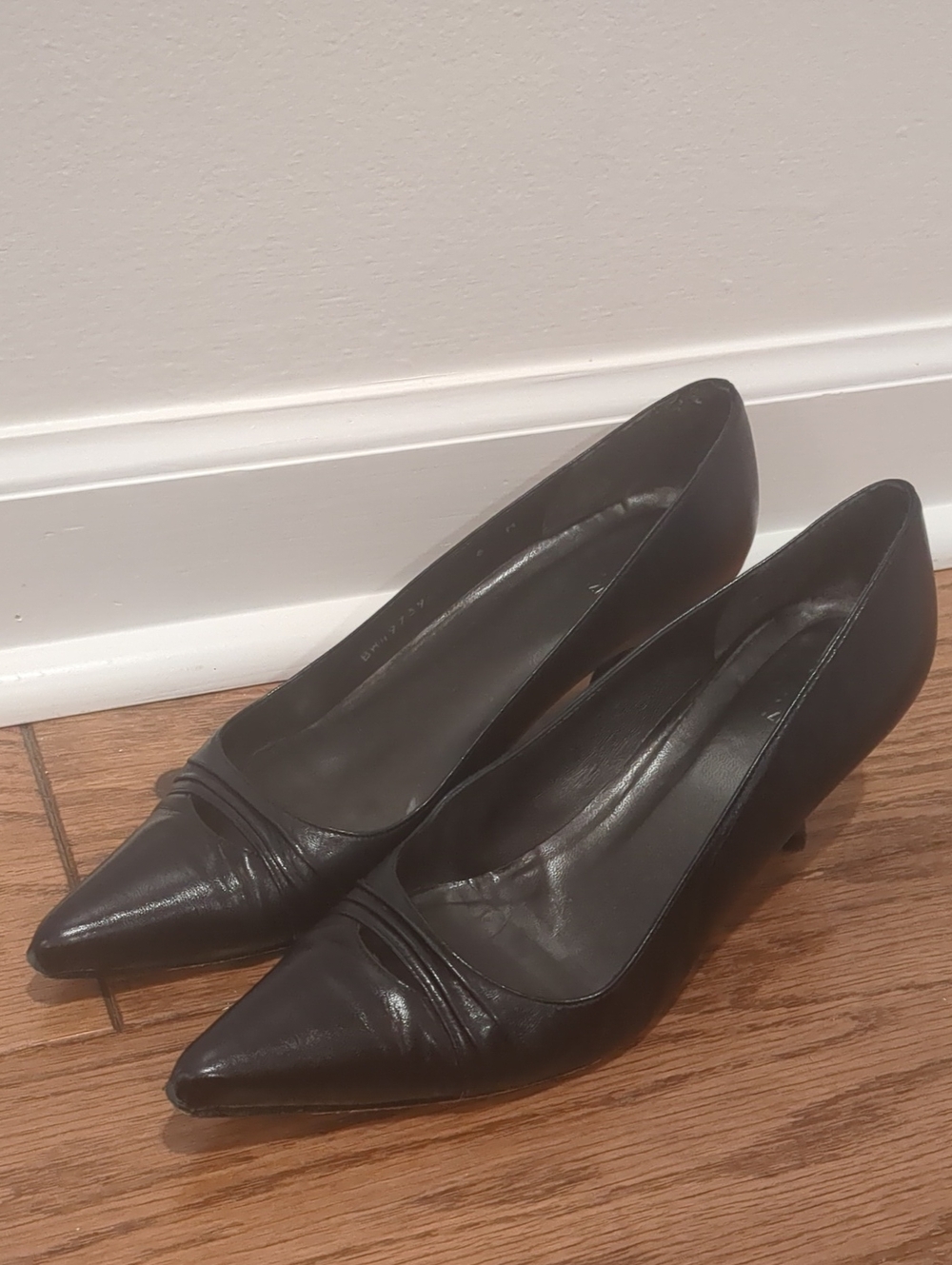 Classic Leather Dark Navy Blue Pointed-Toe Kitten Heel Pumps Stuart Weitzman 6